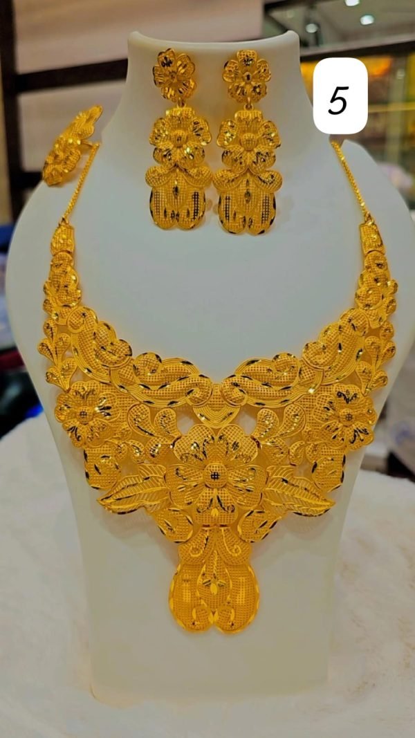 GOLD NACKLACE SET